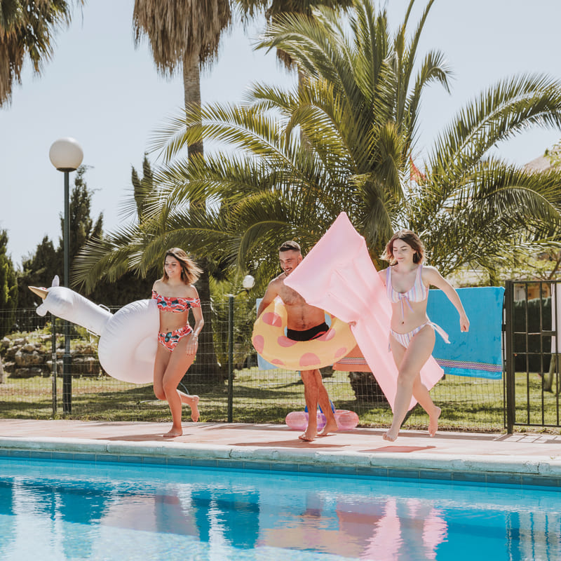 Лятото Свършва, но Купонът Продължава – Идеи за Последни Летни Мигове